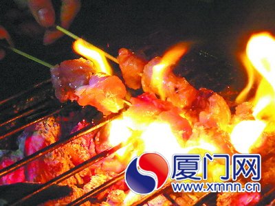 河豚鱼肉插竹签上火烤