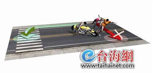 新婚夫妻图横穿马路