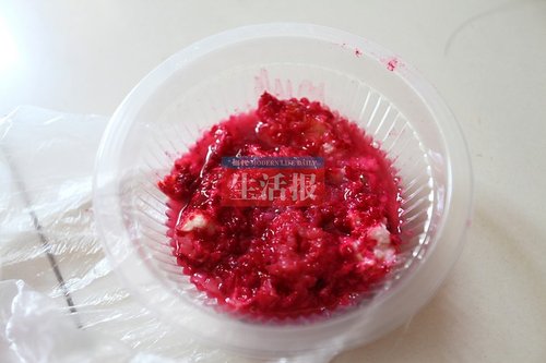 刘女士家的剩饭开始只是出现了一点红色1