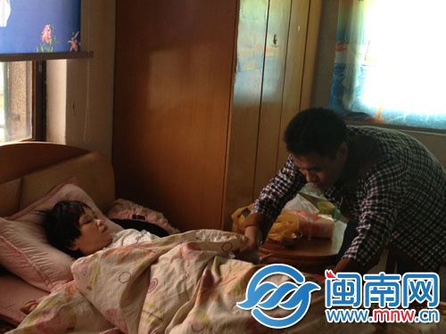 妻子因脑出血致右半身瘫痪，生活起居都需要唐某伟照顾