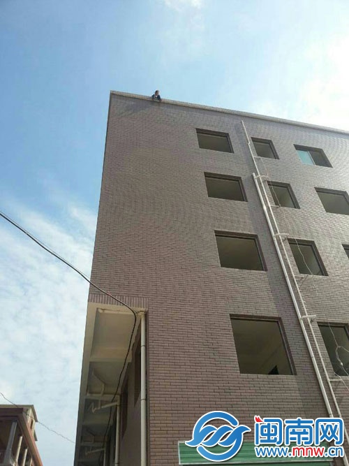 女孩独坐5楼楼顶欲轻生