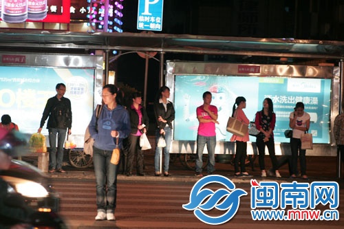公交车站上，不少市民身着长袖