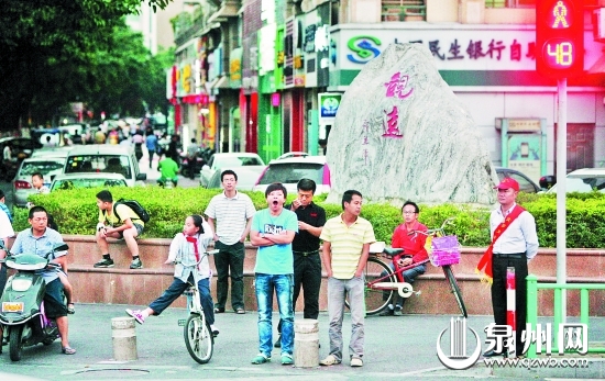 在泉秀街与刺桐路的交叉口，漫长的红灯让一名男子打 
