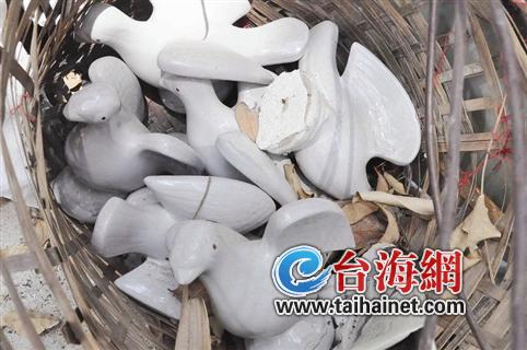 整改前,“白鸽听经”的白鸽被全部换成新的
