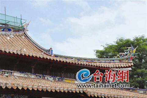 刚刚装上泉州开元寺大雄宝殿屋顶的白色瓷鸽