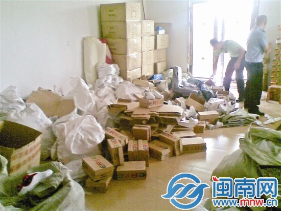 警方共查获800多双假鞋