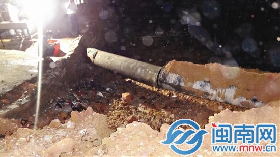 水管部分被土方掩埋，破裂变形