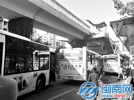 三公交追尾，交通一度混乱