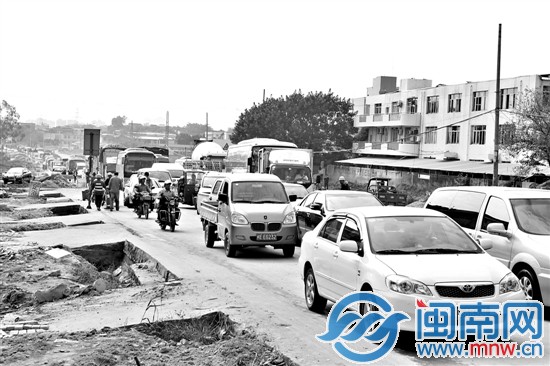 319国道上，车辆排起了“长龙”