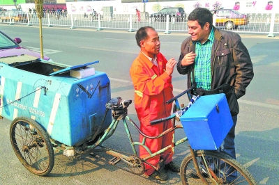 北京扫街老人英语交流走红外国网络