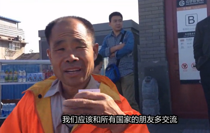 北京扫街老人英语交流走红外国网络6