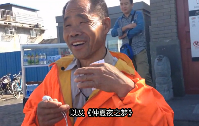 北京扫街老人英语交流走红外国网络2