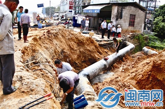 抢修队员在旧管道10米前方铺设管道
