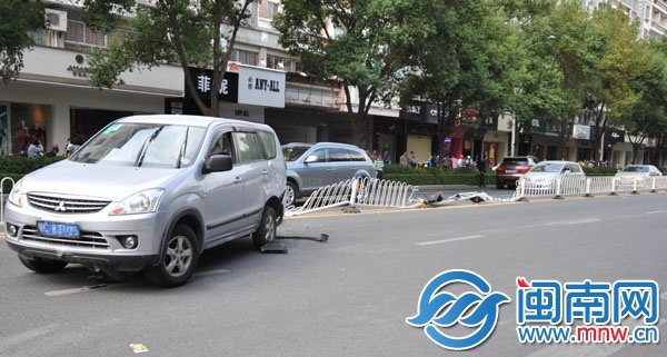豪车冲破中央隔离护栏，冲入逆向车道，撞上商务车