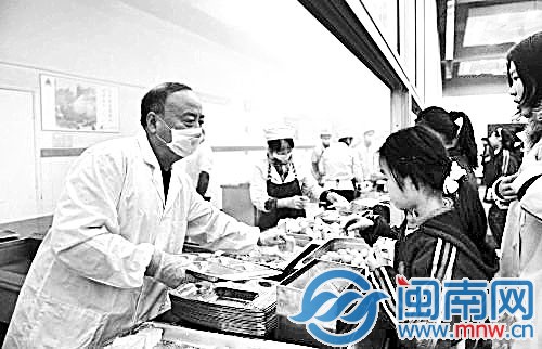 校长在给学生打饭