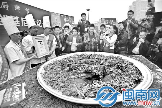 巨型剁椒鱼头盛装在直径一点六八米的瓷盘中