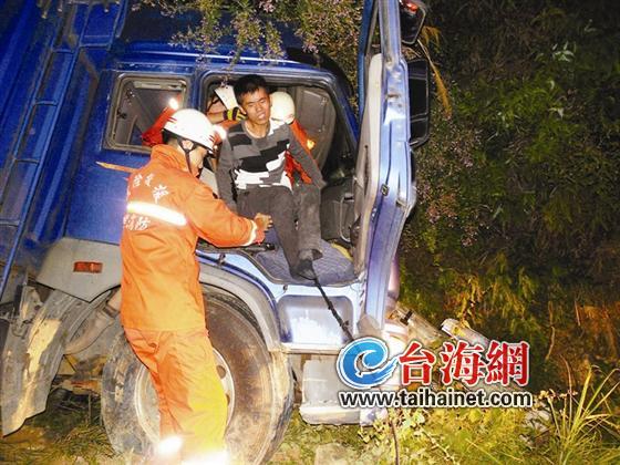 闽侯：货车刹车失灵撞山 被困司机成功获救