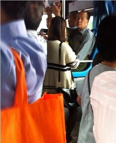 女生受伤仍两次单脚跳给人让座 被称福州好姑娘