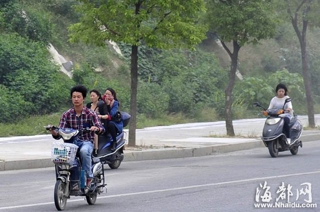 福州三环路浓烟起路人捂鼻 因男子煮盐酸做实验3