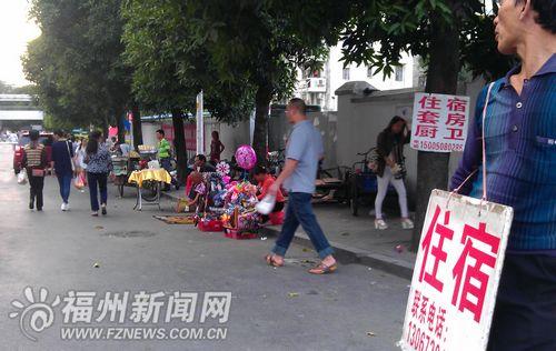 附一医院门前道路被摊贩“占领” 车辆通行难