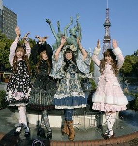 10月19日下午，萝莉装旅行团在札幌市中央区的大通公 