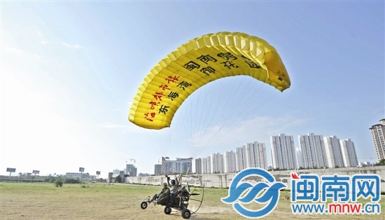 逆风导致油耗增加，飞机紧急降落在江滨公园
