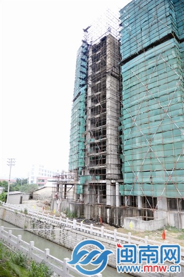 在建楼盘起火，着火一侧的防护网被烧没。幸好旁有北 
