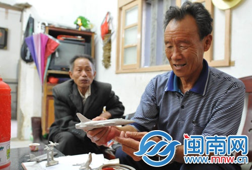 当年打下美国战机后，士兵们用飞机残骸制成战机模型 