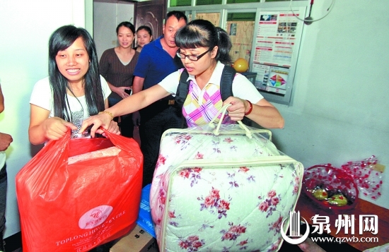 热心市民为王琳芳（左一）和她父亲送来棉被