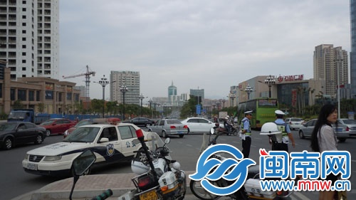 路口4个方向红绿灯全部不亮，交警们站路口指挥