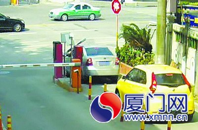 朱某驾车缓缓驶向道闸，硬生生将道闸顶开