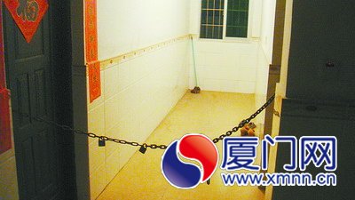 　陈先生在租户上班后，用铁链把相邻几户的门都锁在 