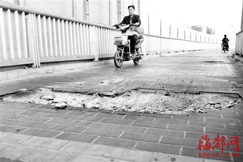 福州琴亭桥非机动车道坑洼 路人“睾丸险些被颠爆”