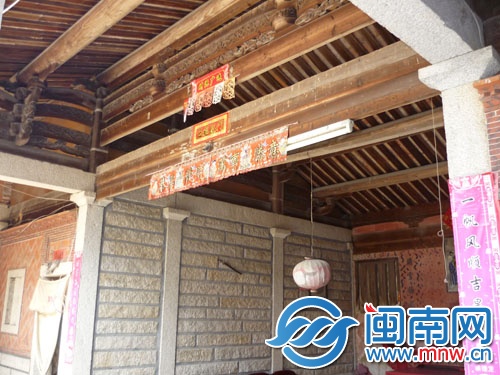红砖老宅内木雕精美