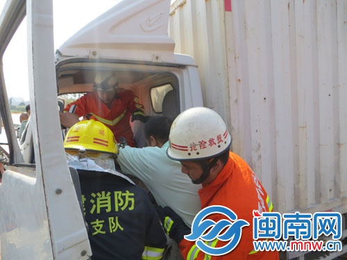 消防救出被困司机