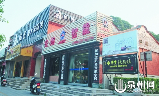 店家广告牌将真武庙建筑群的屋顶包裹得严严实实