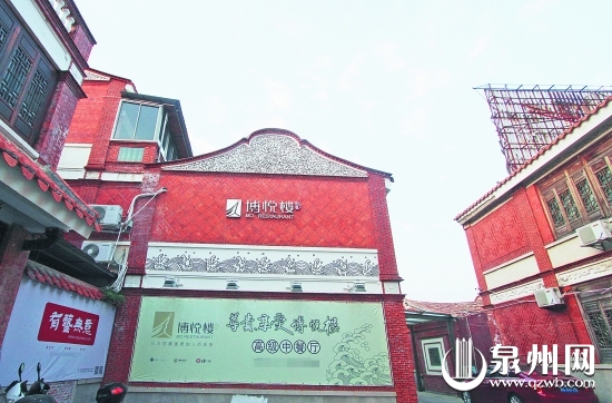 广告牌贴住整面红砖墙