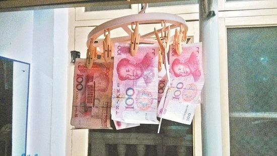 高校新生用衣架晾钞票 室友直呼霸气土豪