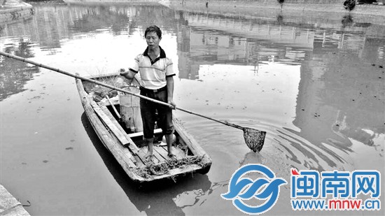 打捞垃圾的工人很辛苦，刚捞完又有人扔进来