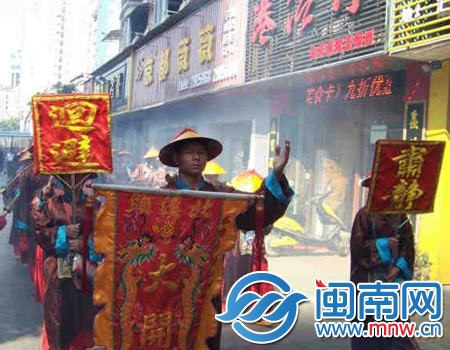 瞧这手势，似乎在说“闲杂人等肃静、回避！”