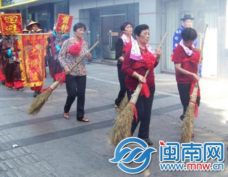 “开路”的阿姨大妈们