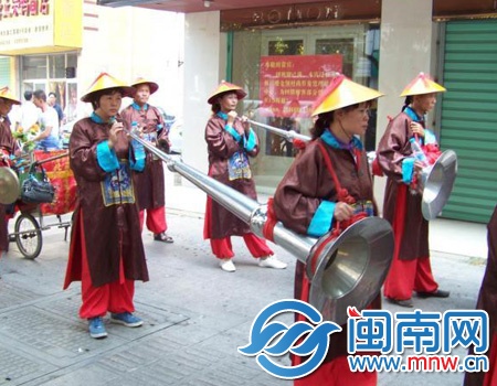 肺活量能吹响这喇叭，果然是“女汉子”