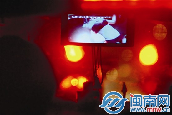 小伙边开车边看性感视频1