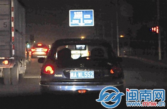 小伙边开车边看性感视频2
