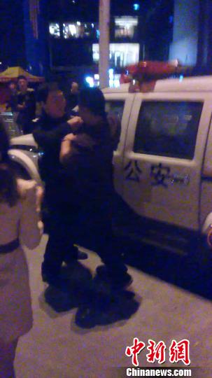 醉酒男女当街打骂民警　怪民警害其打不到车2