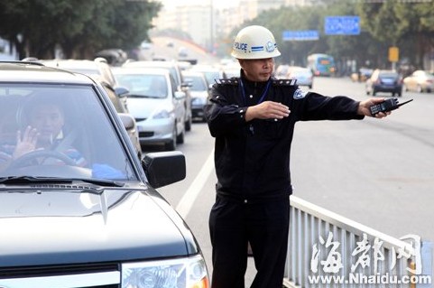 榕警在金鸡山隧道附近设3点 全天候防堵疏堵