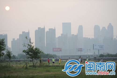 昨日清晨6时40分，就有人在顺济新桥下踢球晨练