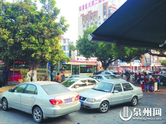 威远楼前未施划停车位的空地也被用来停车收费