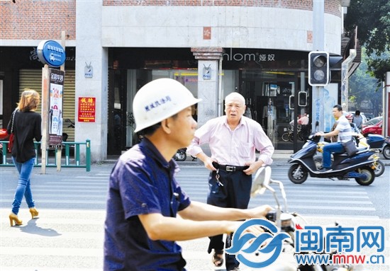 涂门街和民权路口的这处红绿灯失灵两个月了
