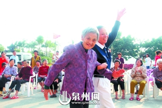 在龙湖镇敬老院，社工与老人一起表演节目
